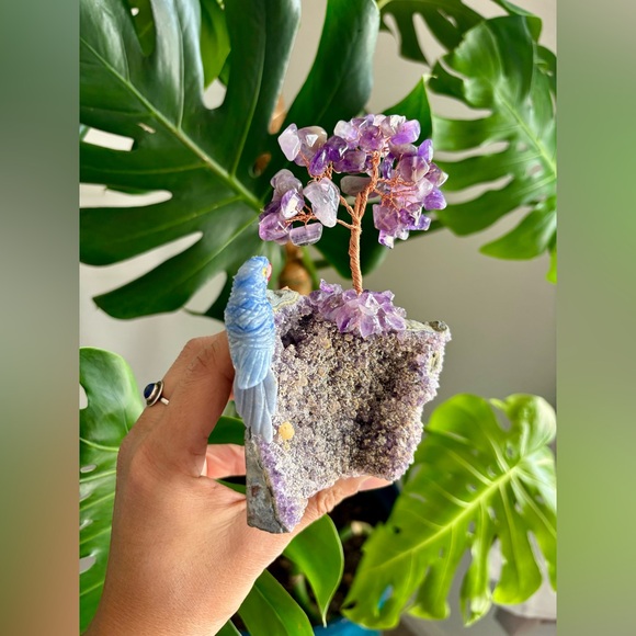 Parrot Carving on Amthyst - Picture 3 of 6